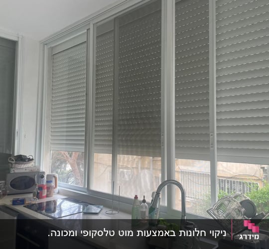 מוצרי ניקוי ליד כיור במטבח עם כלים